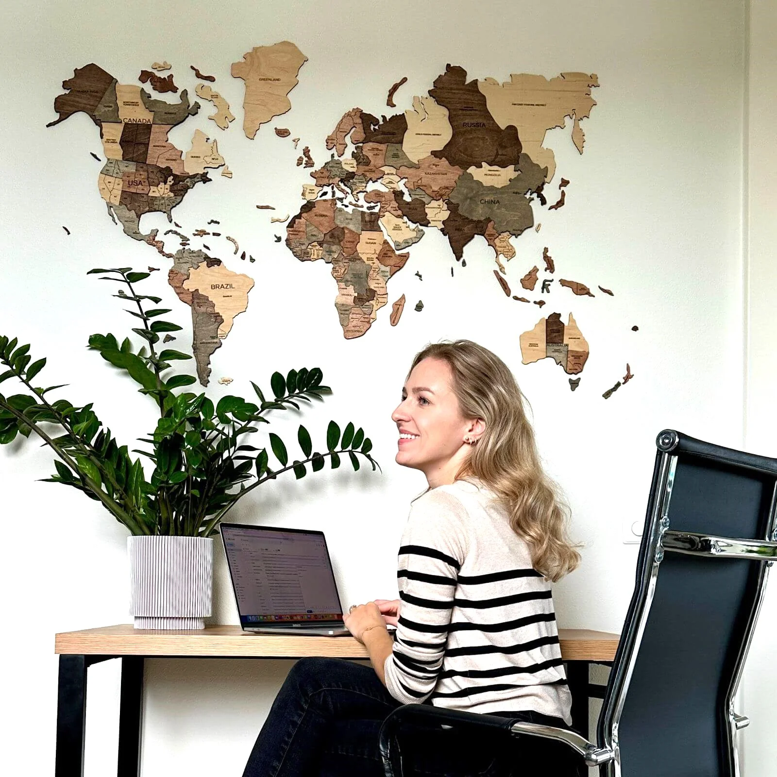 3D Wooden World Map Smokey - Image 8